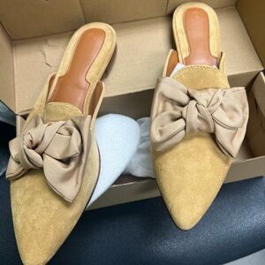 Casual Tan Bow Slip-On Women's Shoes. Size 9